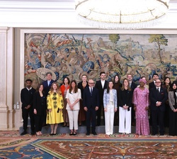 Su Majestad la Reina junto a los representantes de la Agencia de las Naciones Unidas para los Refugiados (ACNUR) con motivo del 75º aniversario de la 