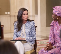 Su Majestad la Reina conversa con los asistentes durante la audiencia