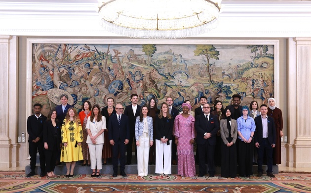 Su Majestad la Reina junto a los representantes de la Agencia de las Naciones Unidas para los Refugiados (ACNUR) con motivo del 75º aniversario de la 