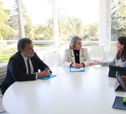 Su Majestad la Reina durante la reunión de trabajo con los representantes de UNICEF España