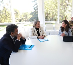 Doña Letizia recibe las explicaciones sobre los proyectos de UNICEF España