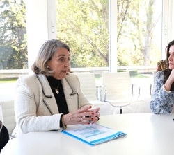 Su Majestad la Reina durante la exposición de la presidenta de UNICEF España durante la audiencia