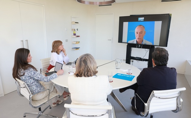 Vista general de Su Majestad la Reina durante la reunión de trabajo