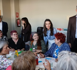 Los Reyes durante la visita al aula de arteterapia del Espacio Mujer Madrid