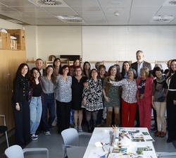 Sus Majestades los Reyes acompañados de las autoridades y de las mujeres que se encontraban en el Aula de “Arteterapia”