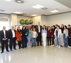 Sus Majestades los Reyes acompañados de las autoridades asistentes al acto y del personal de la Fundación José María de Llanos