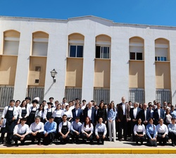 Fotografía de grupo con los alumnos y exalumnos de la Escuela de Hostelería del Sur
