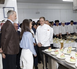 Don Felipe y Doña Letizia conversan con los alumnos y exalumnos de la Escuela de Hostería del Sur