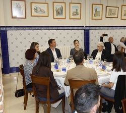 Momento en el que el presidente del Patronato de la Fundación José María de Llanos, Juan de Dios Morán, dirige unas palabras antes del almuerzo