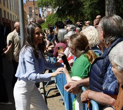 Doña Letizia recibe el cariño de las personas que se encontraban a las afueras de la Fundación José María de Llanos
