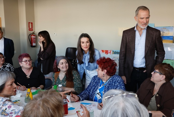 Los Reyes durante la visita al aula de arteterapia del Espacio Mujer Madrid