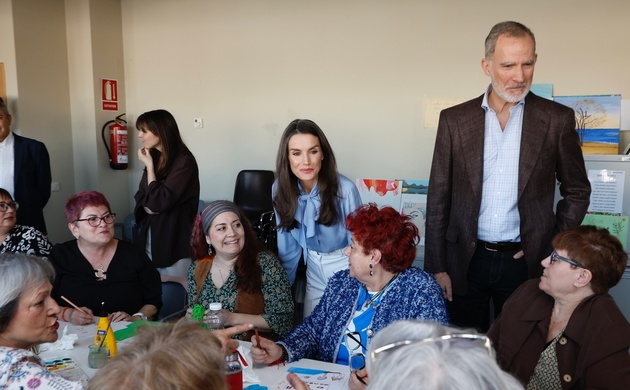 Los Reyes durante la visita al aula de arteterapia del Espacio Mujer Madrid