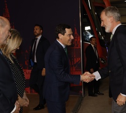 Su Majestad el Rey recibido a su llegada al Estadio de La Cartuja de Sevilla por el presidente de la Junta de Andalucía, Juan Manuel Moreno
