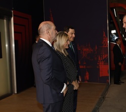 Su Majestad el Rey recibido a su llegada al Estadio de La Cartuja de Sevilla por la ministra de Educación, Formación Profesional y Deportes, Milagros 