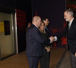 Su Majestad el Rey recibido a su llegada al Estadio de La Cartuja de Sevilla por el presidente de la Real Federación Española de Fútbol, Rafael Louzán