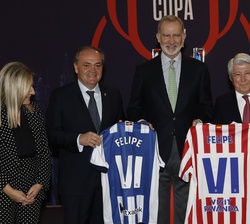 Don Felipe recibe de los presidentes del Atlético de Madrid y de la Real Sociedad unas camisetas conmemorativas