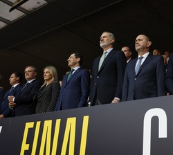 Su Majestad el Rey permanece en pie durante la interpretación del Himno Nacional