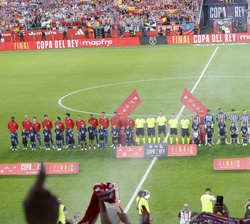 Vista general de los equipos, Club Atlético de Madrid y la Real Sociedad, durante la interpretación del Himno Nacional