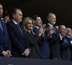 Don Felipe aplaude desde el palco presidencial del Estadio de La Cartuja momentos antes de comenzar el partido