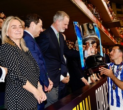 Don Felipe entrega el trofeo de la Copa de Su Majestad el Rey al capitán del equipo campeón, Mikel Oyarzabal