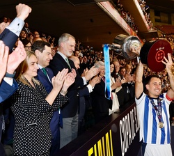 Don Felipe aplaude al capitán del equipo campeón, Mikel Oyarzabal, que levanta el trofeo de la Copa de Su Majestad el Rey