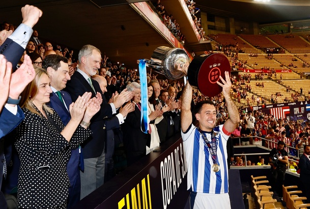 Don Felipe aplaude al capitán del equipo campeón, Mikel Oyarzabal, que levanta el trofeo de la Copa de Su Majestad el Rey