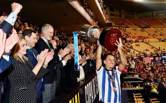 Don Felipe aplaude al capitán del equipo campeón, Mikel Oyarzabal, que levanta el trofeo de la Copa de Su Majestad el Rey