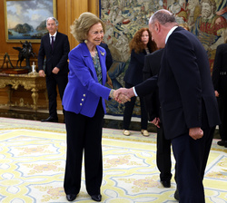 La Reina Sofía recibe el saludo de un miembro de la delegación de la Asociación Visión y Vida