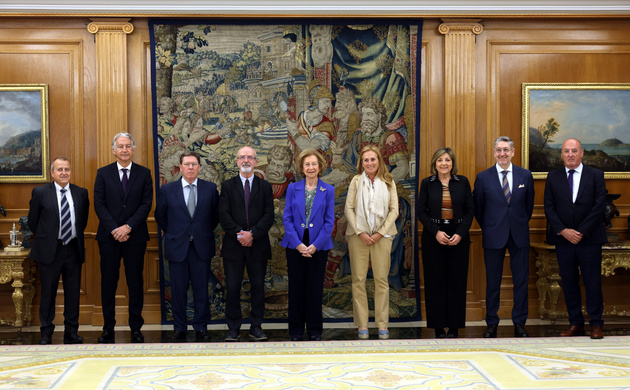 La Reina Sofía junto a miembros de la delegación de la Asociación Visión y Vida durante la audiencia