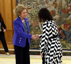 Su Majestad la Reina Sofía es saludada por la vocal de AFAD, Marina Velarde