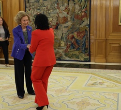 Su Majestad la Reina Sofía recibe el saludo de la presidenta de AFAD Recuerda Extremadura, Matilde Escobar Blázquez