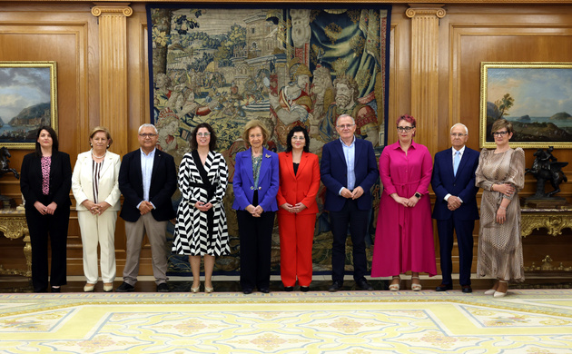 Su Majestad la Reina Sofía junto a integrantes de la delegación durante la audiencia