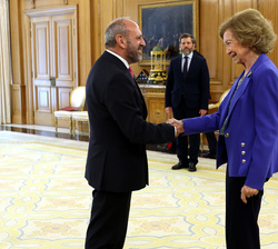 Su Majestad la Reina Sofía recibe el saludo de su director, Manuel Mingorance Carmona