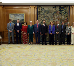 La Reina Sofía junto a miembros de la delegación de Proyecto Hombre Granada durante la audiencia