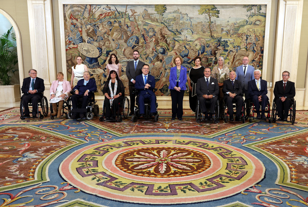 La Reina Sofía junto a miembros de la delegación de la Fundación del Lesionado Medular durante la audiencia