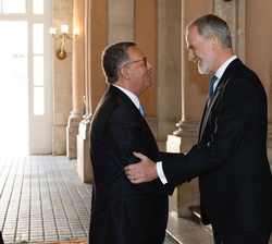 Su Majestad el Rey recibe el saludo del Presidente de la República Portuguesa, António José Seguro a su llegada al Palacio Real