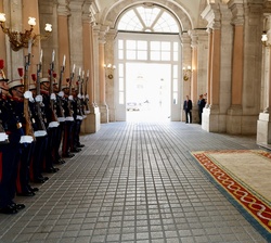 Su Majestad el Rey junto al Presidente de la República Portuguesa durante los honores