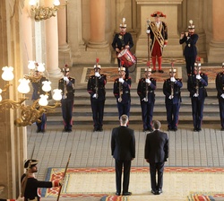 Su Majestad el Rey y el Presidente de la República Portuguesa durante las novedades de la Guardia