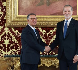 Antes del encuentro, Su Majestad el Rey y el Presidente de la República Portuguesa vuelven a saludarse