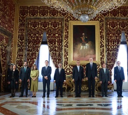 Su Majestad el Rey y el Presidente de la República Portuguesa junto a las delegaciones de ambos paises que participan en el encuentro
