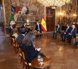 Su Majestad el Rey y el Presidente de la República Portuguesa durante el encuentro