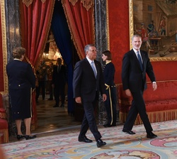 Su Majestad el Rey y el Presidente de la República Portuguesa se dirigen al Salón de Tapices