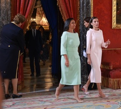 Su Majestad la Reina junto a la primera dama, Margarida Maldonado Freitas se dirigen al Salón de Tapices