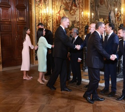 Sus Majestades los Reyes, el Presidente de la República Portuguesa y la Primera Dama reciben el saludo de las autoridades que asisten al almuerzo