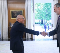 Su Majestad el Rey recibe el saludo del presidente de Nokia España, Ignacio Gallego del Sastre