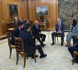 Su Majestad el Rey conversa con los miembros del Comité de Dirección de Nokia España