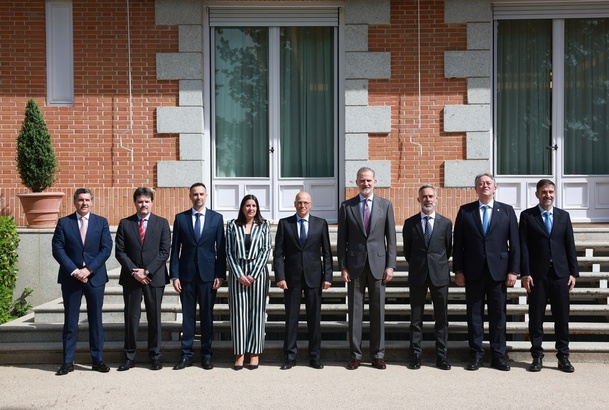 Fotografía de grupo de Su Majestad el Rey con el Comité de Dirección de Nokia España