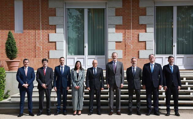 Fotografía de grupo de Su Majestad el Rey con el Comité de Dirección de Nokia España
