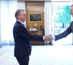 Su Majestad el Rey recibe el saludo del presidente saliente de Heineken España, Etienne Strijp