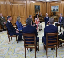 Su Majestad el Rey conversa con los miembros del Comité de Dirección de Heineken España
